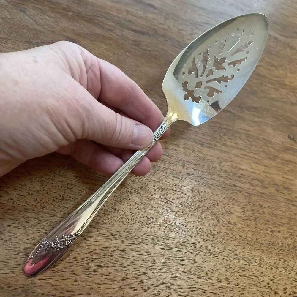 Oneida Silver Pie Cake Pastry Server Queen Bess II pierced floral vintage 1946